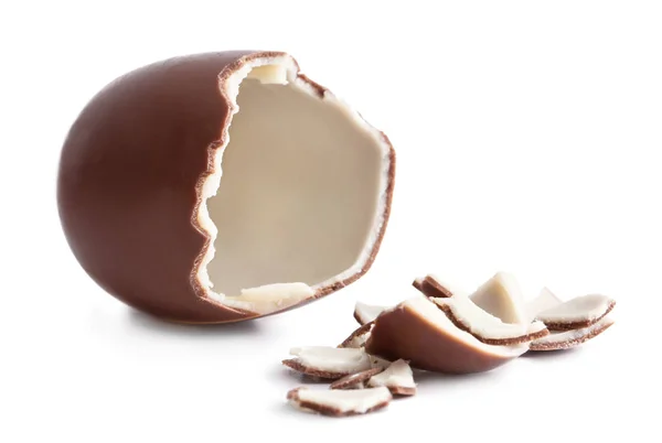 Oeuf de Pâques chocolat cassé sur fond blanc — Photo