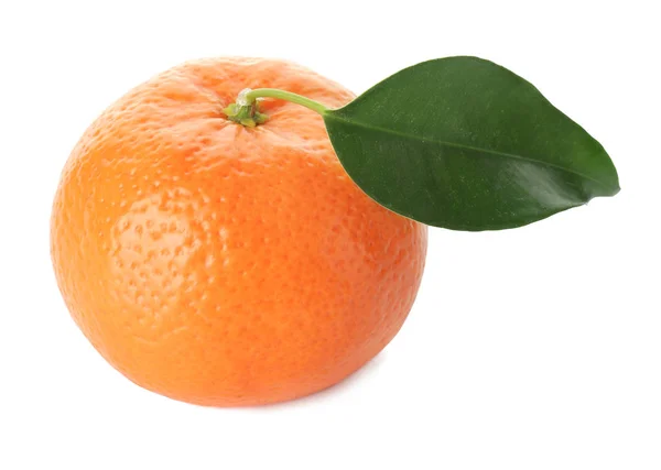 Mandarine mûre savoureuse sur fond blanc — Photo