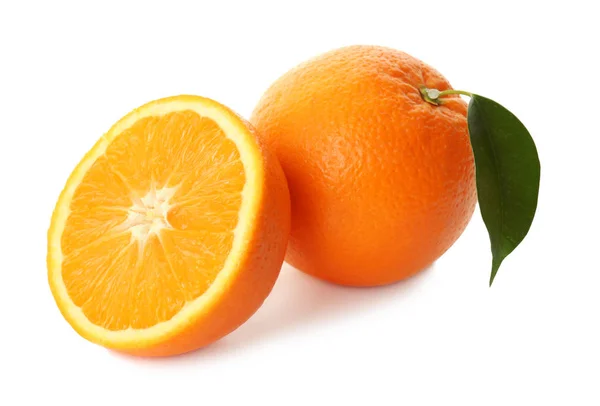 Вкусные спелые апельсины на белом фоне — стоковое фото