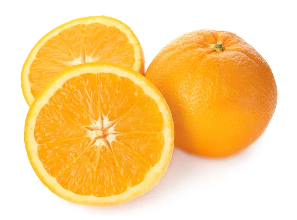 Lekkere rijpe sinaasappels op witte achtergrond — Stockfoto