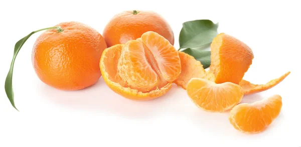 Leckere reife Mandarinen auf weißem Hintergrund — Stockfoto
