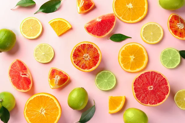 異なる色の背景、平面図上の柑橘系の果物のカット — ストック写真