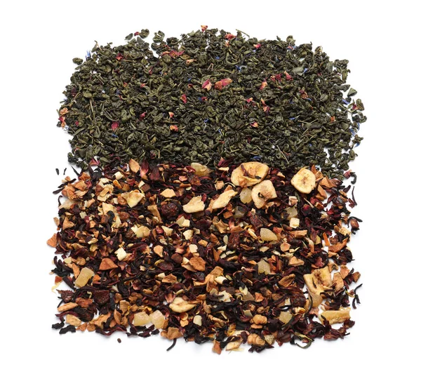 Різні типи сухих листя чаю на білому тлі, вид зверху — стокове фото