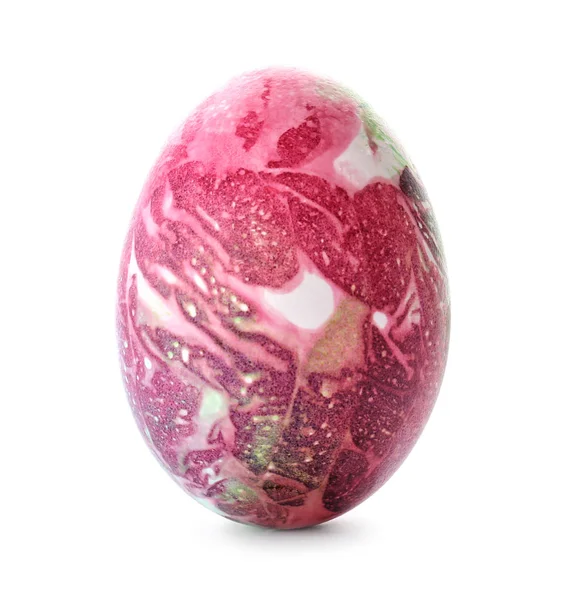 Красное пасхальное яйцо на белом фоне — стоковое фото