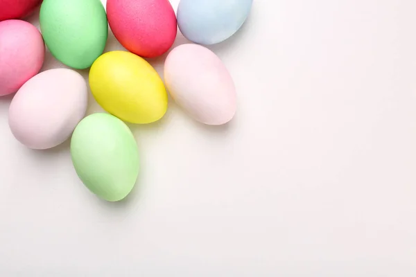 Festett húsvéti tojás, fehér háttér — Stock Fotó