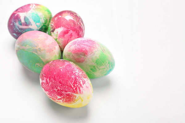 Пасхальные яйца на белом фоне
