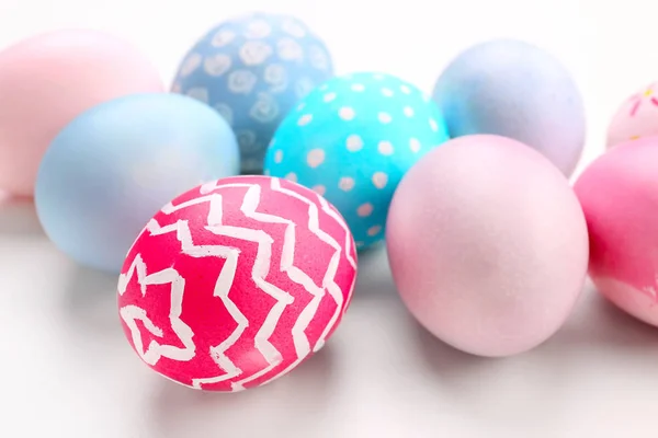 Festett húsvéti tojás, fehér háttér, Vértes — Stock Fotó
