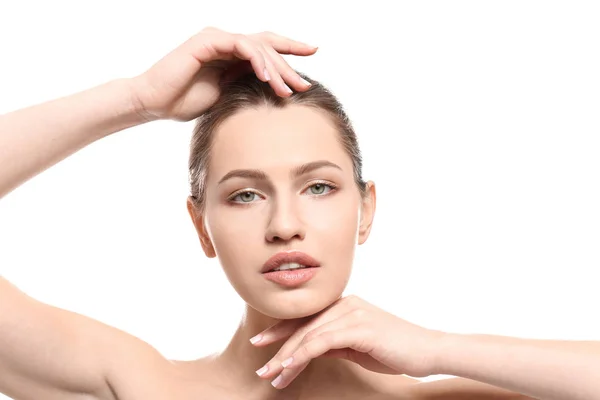 Schöne junge Frau mit natürlichem Make-up auf weißem Hintergrund — Stockfoto