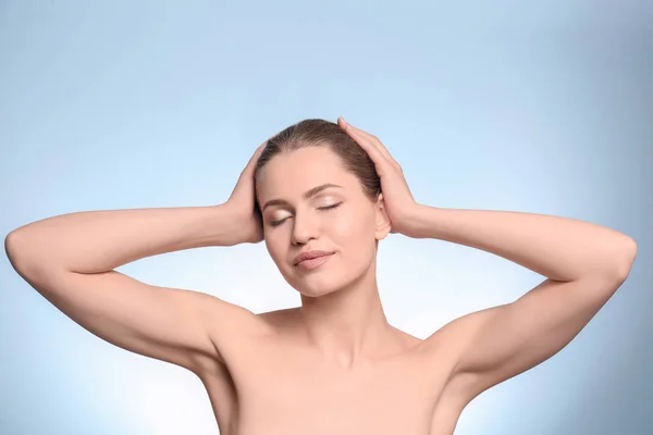 Hermosa mujer joven con maquillaje natural en el fondo de color — Foto de Stock