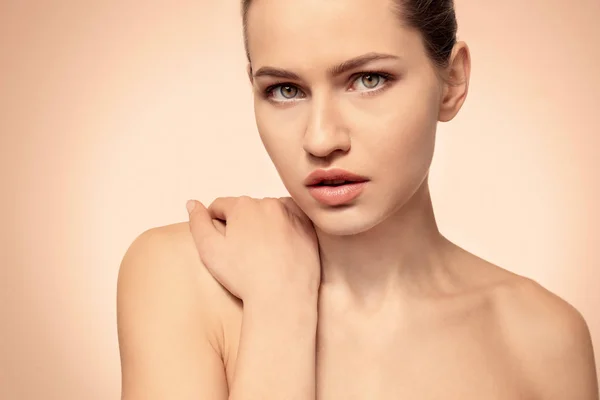 Hermosa mujer joven con maquillaje natural en el fondo de color — Foto de Stock