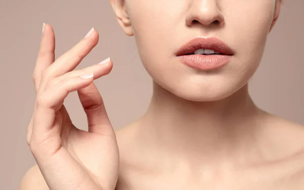 Beautiful young woman with natural makeup on color background, closeup — Stock Photo, Image