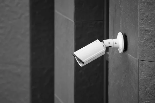 Cámara CCTV moderna en la pared del edificio al aire libre —  Fotos de Stock