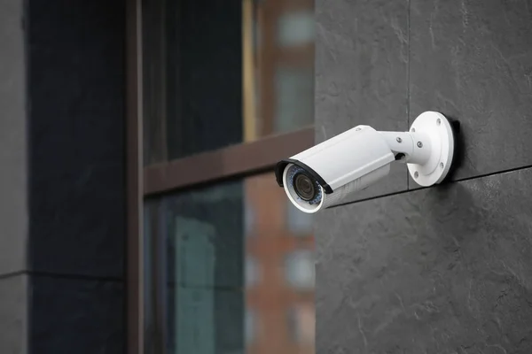 Câmera CCTV moderna na parede do edifício ao ar livre — Fotografia de Stock