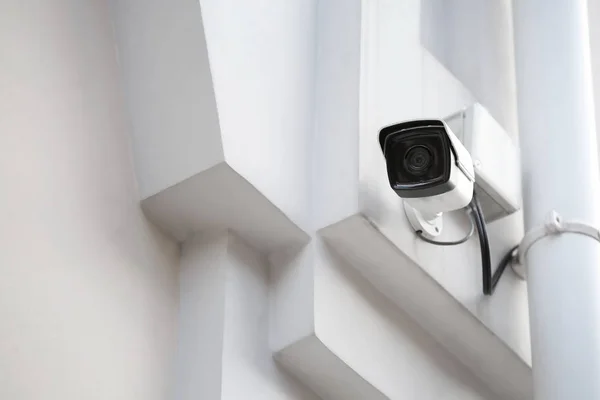 Современная камера видеонаблюдения на стене здания на открытом воздухе — стоковое фото