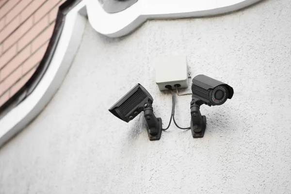 Moderne telecamere a circuito chiuso sul muro di costruzione all'aperto — Foto Stock
