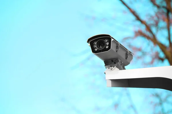 Moderna Cctv kamera på gatan post utomhus — Stockfoto