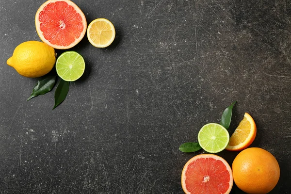 Ripe citrus fruits on gray background — Stock Photo, Image