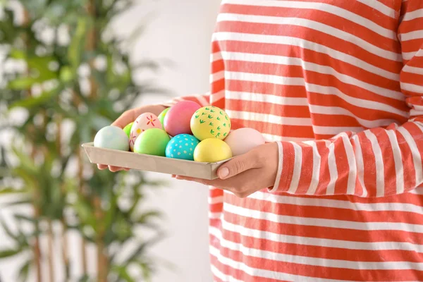다채로운 부활절 계란, 근접 촬영의 전체 트레이와 젊은 여자 — 스톡 사진