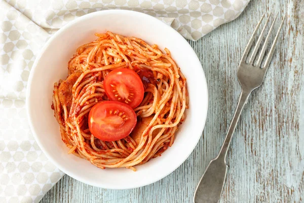 Delicious pasta with tomato sauce in bowl on table — Stock Photo, Image