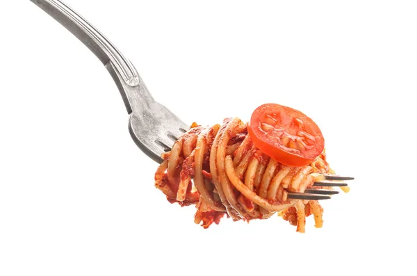 Tenedor con deliciosa pasta y salsa de tomate sobre fondo blanco — Foto de Stock
