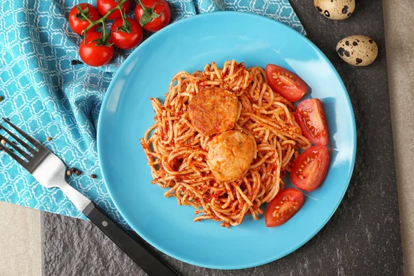 Piatto di deliziosa pasta con salsa di pomodoro in tavola — Foto Stock