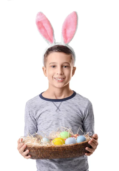 Niedlicher kleiner Junge mit Hasenohren und Ostereiern auf weißem Hintergrund — Stockfoto