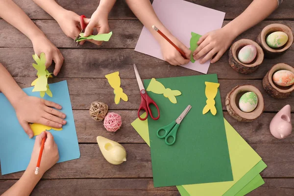 Kleine kinderen maken van Pasen decoraties aan tafel — Stockfoto