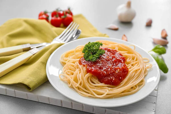 Placa de deliciosa pasta con salsa de tomate en la mesa — Foto de Stock
