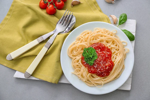 Talerz makaron z sosem pomidorowym na stole — Zdjęcie stockowe