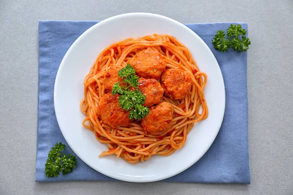 Piatto di deliziosa pasta con polpette di carne e sugo di pomodoro in tavola — Foto Stock