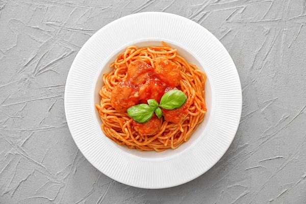 Тарелка вкусной пасты с мясом и томатным соусом на столе — стоковое фото