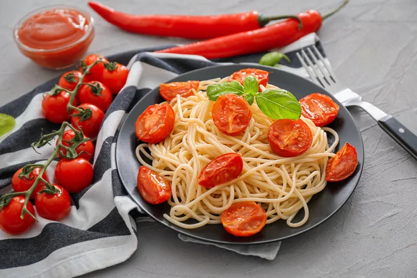 Talerz makaron z pomidorami na stole — Zdjęcie stockowe