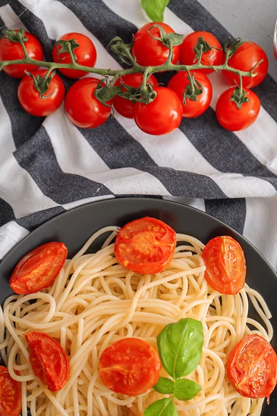 Talerz makaron z pomidorami na stole — Zdjęcie stockowe