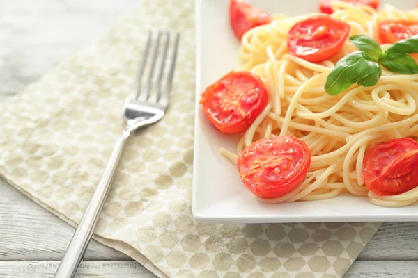 Makaron z pomidorami na talerzu, zbliżenie — Zdjęcie stockowe