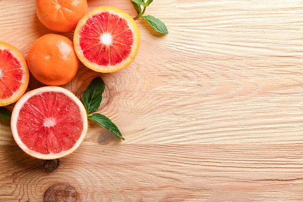 Composition with fresh citrus fruits on wooden background, top view — Stock Photo, Image