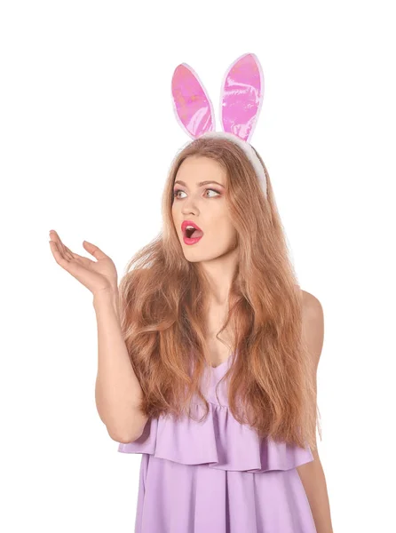 Емоційна молода жінка з Пасхальний кролик вуха на білому тлі — стокове фото
