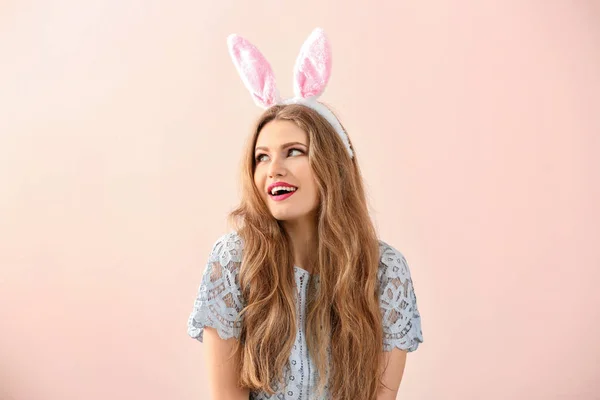 Paskalya bunny kulaklar renk arka plan üzerinde olan güzel kadın — Stok fotoğraf