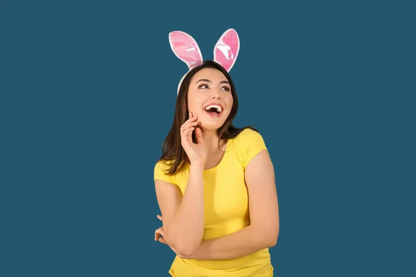 Paskalya bunny kulaklar renk arka plan üzerinde olan güzel kadın — Stok fotoğraf