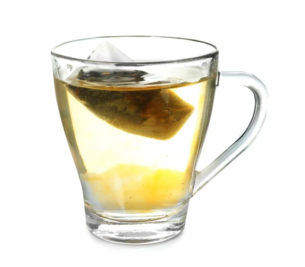 Ζυθοποιίας ζεστό ρόφημα σε γυαλί Κύπελλο χρησιμοποιώντας teabag, σε λευκό φόντο — Φωτογραφία Αρχείου