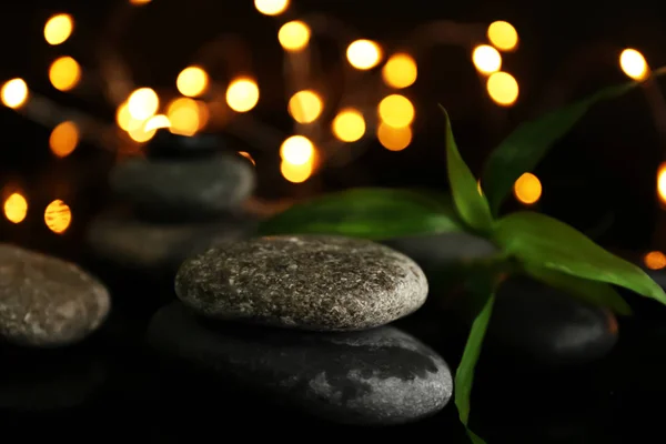 Spa kamienie na ciemnym tle z rozmycie światła — Zdjęcie stockowe