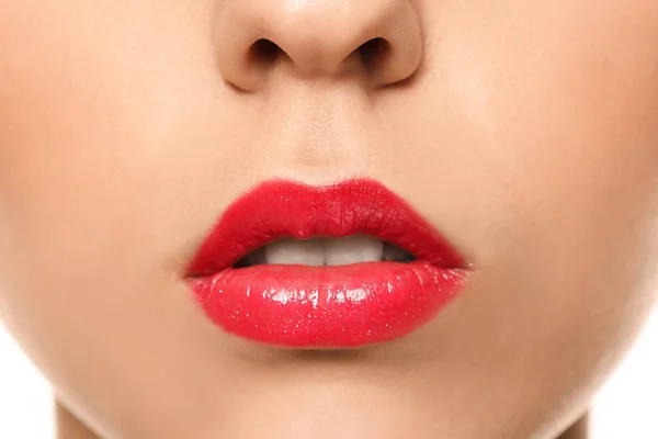 Bella giovane donna con rossetto luminoso, primo piano — Foto Stock