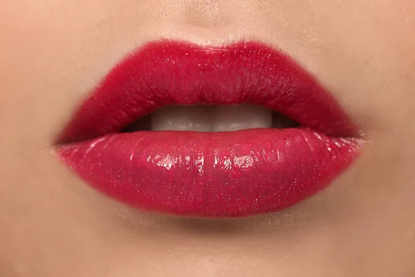 Mooie jonge vrouw met heldere lippenstift, close-up — Stockfoto