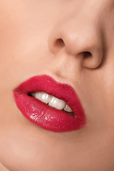 明るい口紅を持つ美しい若い女性,クローズアップ — ストック写真
