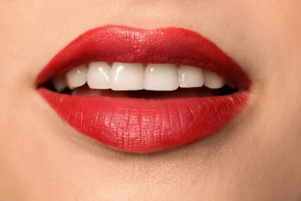 Mooie jonge vrouw met heldere lippenstift, close-up — Stockfoto