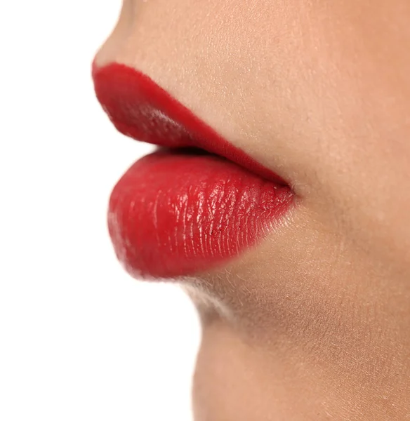 Mooie jonge vrouw met heldere lippenstift op witte achtergrond, close-up — Stockfoto