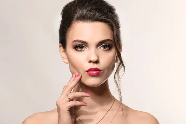 Porträt einer jungen Frau mit schönem professionellem Make-up auf hellem Hintergrund — Stockfoto