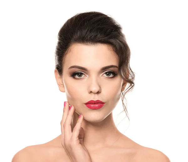 Porträt einer jungen Frau mit schönem professionellem Make-up auf weißem Hintergrund — Stockfoto