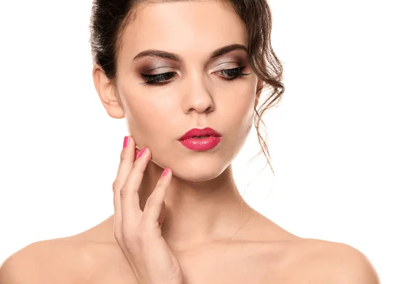 Porträt einer jungen Frau mit schönem professionellem Make-up auf weißem Hintergrund — Stockfoto