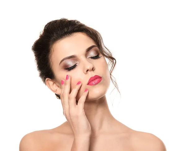 Portrait de jeune femme avec un beau maquillage professionnel sur fond blanc — Photo