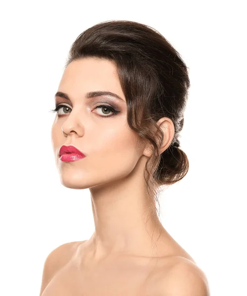 Retrato de mujer joven con hermoso maquillaje profesional sobre fondo blanco —  Fotos de Stock